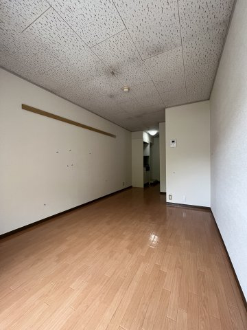 バルコニー側からの洋室８帖のお写真です♪