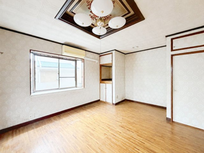 【居間・リビング】 | ◆戸塚区汲沢３丁目　中古戸建◆ | ◆一家だんらんのスペースとなるＬＤＫ。窓から明るい光が差し込み、思わず家族の会話も弾む快適な空間。