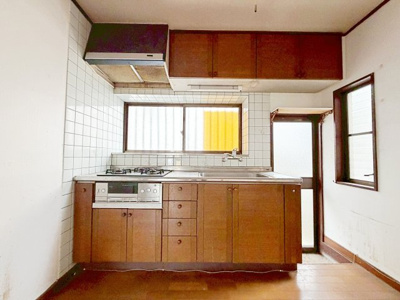 【キッチン】 | ◆戸塚区汲沢３丁目　中古戸建◆ | ◆キッチンからダイニングやリビングが見渡せるキッチン。料理をしながら家族とコミュニケーションをとれるだけでなく、大きな開放感も得られることができます。