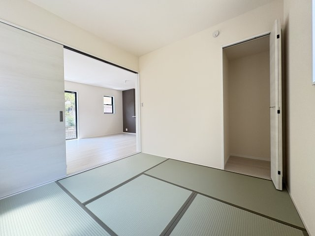 LiveleGarden.s小倉南区徳吉東5丁目の和室|リビングに隣接した和室で、家族の憩いの空間として活躍します。