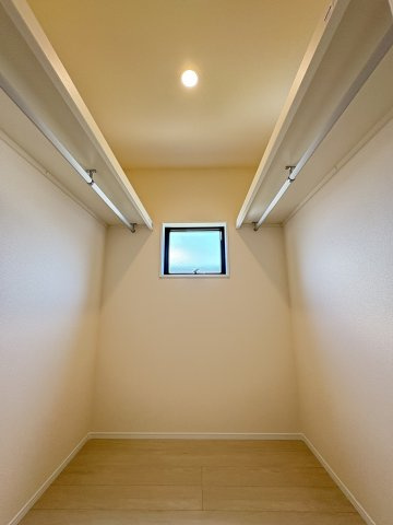 LiveleGarden.s小倉南区徳吉東5丁目の収納|収納力も高く、非常に魅力的なウォークインクローゼットです。