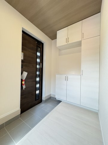 LiveleGarden.s小倉南区徳吉東5丁目の玄関|収納力のあるシューズボックスで、靴をすっきり整理できます。