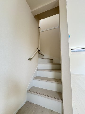 LiveleGarden.s小倉南区徳吉東5丁目の内装|階段には手すりを設置し、安全性に配慮した住まいです。