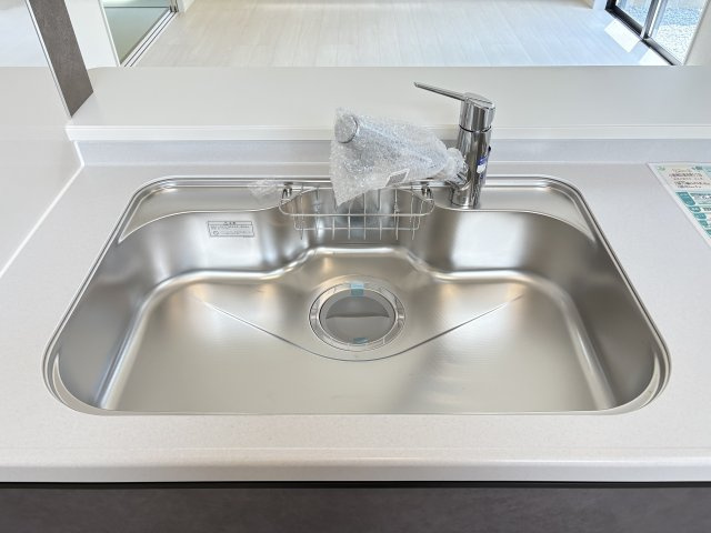 LiveleGarden.s小倉南区徳吉東5丁目のキッチン|機能性に優れた浄水器一体型水栓を採用しています。