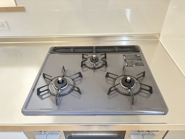 CRADLE GARDEN小倉南区沼緑町第3のキッチン|使いやすさと火力を兼ね備えたガスコンロ。毎日の料理を快適にサポートします。
