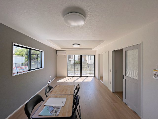 新築戸建・新築建売　須賀川市和田弥六内　須賀川第三小学校・須賀川第三中学校の居間・リビング|キッチンの前にダイニングテーブルを設置すれば、お料理の配膳もスムーズです！