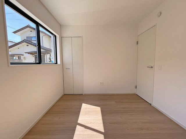 新築戸建・新築建売　須賀川市和田弥六内　須賀川第三小学校・須賀川第三中学校の洋室|4.5帖の洋室はリビングの隣にありお子様の遊び場や来客時の客間としても便利です！