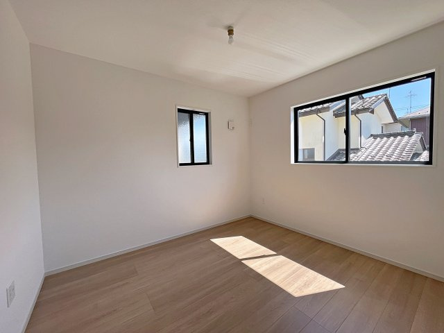 新築戸建・新築建売　須賀川市和田弥六内　須賀川第三小学校・須賀川第三中学校の洋室|6帖の洋室は自然光が長時間入る2面採光で明るく気持ちの良いプライベート空間です！