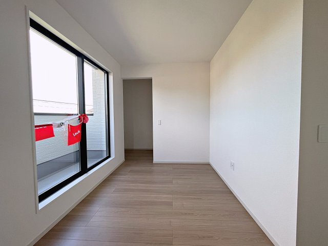 新築戸建・新築建売　須賀川市和田弥六内　須賀川第三小学校・須賀川第三中学校の洋室|7.6帖の洋室はゆったりとしており北側のバルコニーへの出入りが可能です！