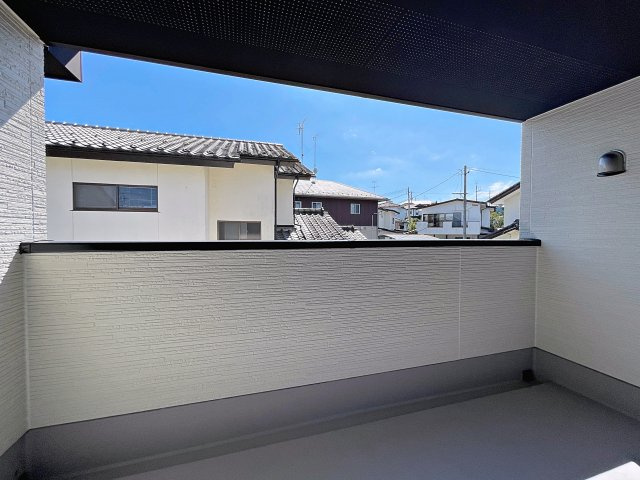 新築戸建・新築建売　須賀川市和田弥六内　須賀川第三小学校・須賀川第三中学校のバルコニー|天候の急な変化にも柔軟に対応できる快適なインナーバルコニー！