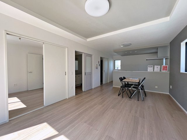 新築戸建・新築建売　須賀川市和田弥六内　須賀川第三小学校・須賀川第三中学校の居間・リビング|17帖のLDKは南側の大きな窓から日差しが入る気持ちの良い家族団らんスペースです！