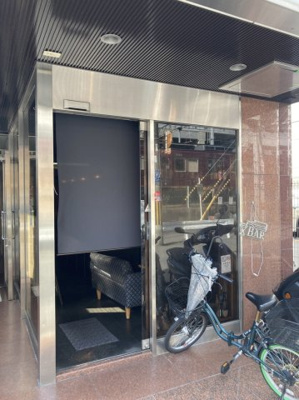 | 駅前ライフパーフェクトビル | バルコニー付近のウインドウから駅のホームが見えます