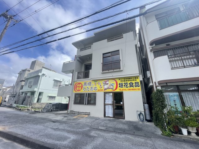 浦添市勢理客（1棟売店舗付きアパート）の外観|1棟売店舗付きアパート♪1階：店舗＋住居1室/2階：ワンフロア（空き）/3階：住居2室