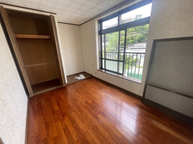 浦添市勢理客（1棟売店舗付きアパート）の洋室|（2階ワンフロア）広々洋室＋収納付き♪