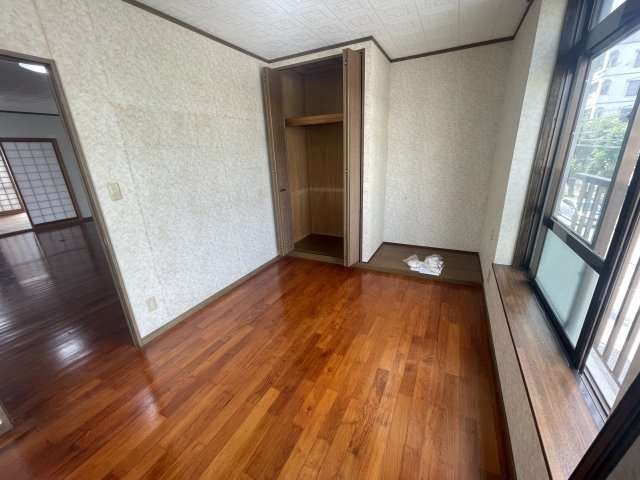浦添市勢理客（1棟売店舗付きアパート）の洋室|（2階ワンフロア）広々洋室＋収納付き♪