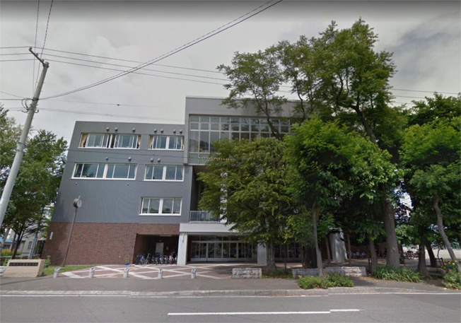 札幌市立桑園小学校（425m）