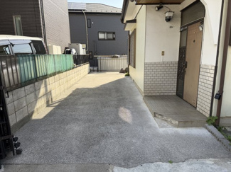 【駐車場】 | 桶川市坂田西3丁目 中古戸建 ～開放感ある公道角地・カースペース2台～ | 玄関横に位置する、奥行きにゆとりがあるカースペースです。2台分の駐車が可能で、前面道路からの出し入れ