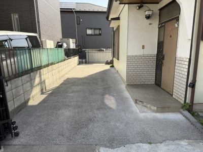 【駐車場】 | 桶川市坂田西3丁目 中古戸建 ～開放感ある公道角地・カースペース2台～ | 玄関横に位置する、奥行きにゆとりがあるカースペースです。2台分の駐車が可能で、前面道路からの出し入れ