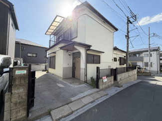 【外観】 | 桶川市坂田西3丁目 中古戸建 ～開放感ある公道角地・カースペース2台～ | 開放感のある公道角地に佇む4Kの一戸建てです 。カースペースは2台分あり、1坪以上の広々とした浴室も