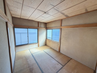 【和室】 | 桶川市坂田西3丁目 中古戸建 ～開放感ある公道角地・カースペース2台～ | 2面採光で明るく、心地よい風が吹き抜ける2階の和室（6帖）です 。独立性が高く落ち着いた空間のため、