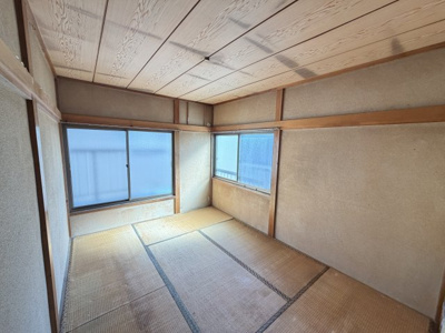 【和室】 | 桶川市坂田西3丁目 中古戸建 ～開放感ある公道角地・カースペース2台～ | 2面採光で明るく、心地よい風が吹き抜ける2階の和室（6帖）です 。独立性が高く落ち着いた空間のため、