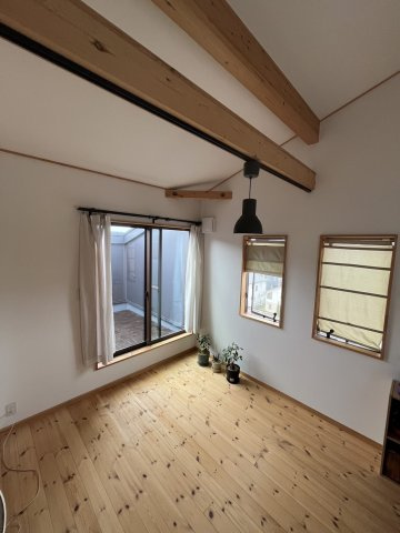 【駐車7台可！インナーガレージ付】和歌山市栄谷 中古戸建の洋室|＼プライベートバルコニー付き洋室／窓の外には心地よい屋外スペースが広がり、プライバシーを守りながら開