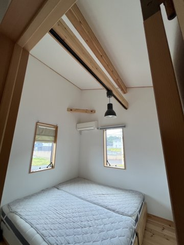 【駐車7台可！インナーガレージ付】和歌山市栄谷 中古戸建の洋室|＼吹き抜けのような開放感の寝室／傾斜天井と現しの梁が魅力的な洋室。高い位置にある窓からも光が差し込み