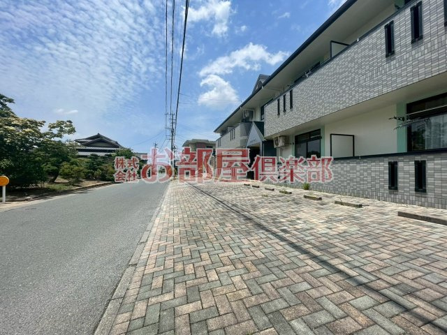 8LEAVESの駐車場