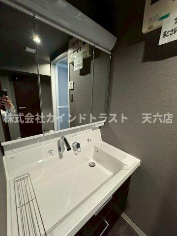 ノーブル南森町Ⅱ番館の洗面所|ゆったりとスペースのある洗面所
