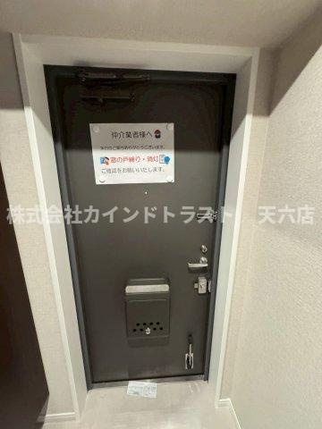 ノーブル南森町Ⅱ番館の玄関|収納もある玄関です