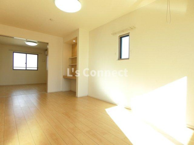 【居間・リビング】 | Ｓｕｎｌｉｇｈｔ吉岡Ａ | 角部屋で２面に窓があります。