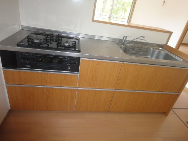 ハウス櫛原のキッチン|3口コンロ・グリル付のシステムキッチンです♪