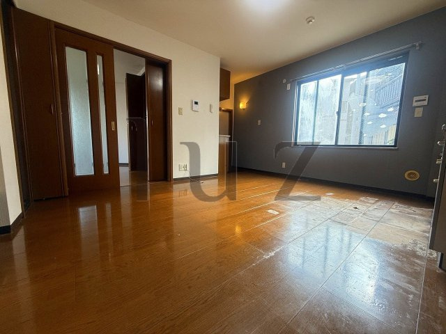 ヴィラ神奈川の居間・リビング|綺麗なフローリングのお部屋です。