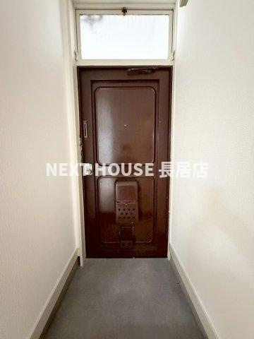 エイトビル岸里の玄関