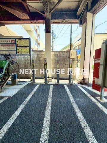 エイトビル岸里の駐車場