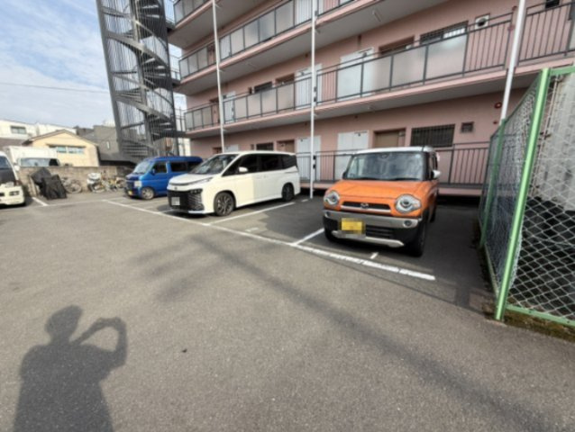シャローム平野の駐車場