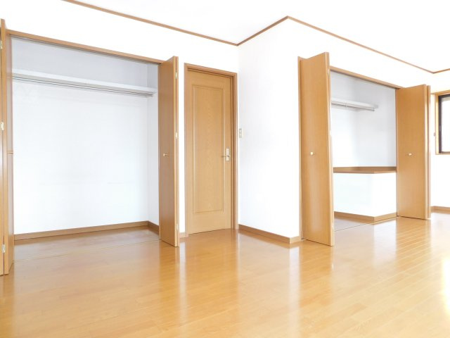 名古屋市西区比良３丁目の中古一戸建の洋室|◇洋室◇　　南面で明るい洋室約１２．０帖　収納２ヶ所完備！　バルコニー付き♪