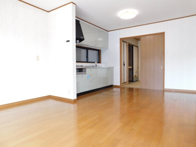 名古屋市西区比良３丁目の中古一戸建の居間・リビング|◇リビング◇　　南面で明るいリビング約１２．０帖　隣の和室と続き間で約１８．０帖の広々空間になります♪　