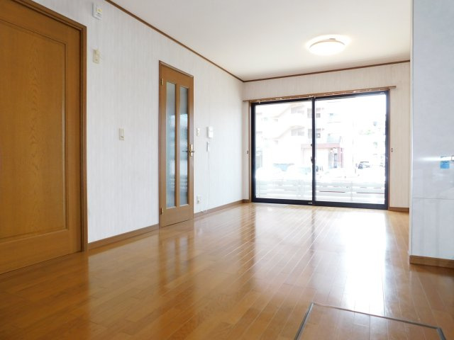 名古屋市西区比良３丁目の中古一戸建の居間・リビング|◇リビング◇　　南面で明るいリビング約１２．０帖　南向きで陽当たり良好♪