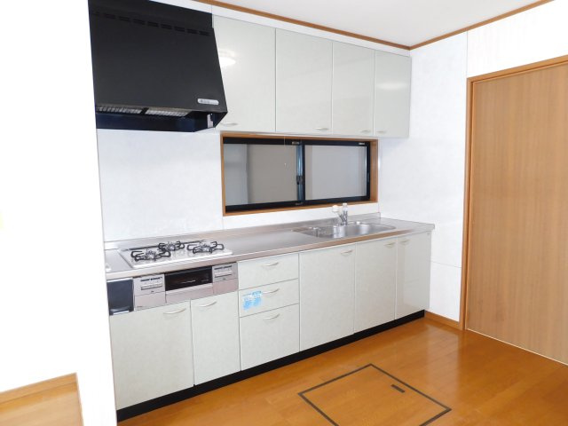 名古屋市西区比良３丁目の中古一戸建のキッチン|◇キッチン◇　　システムキッチン　３口コンロ　吊戸棚