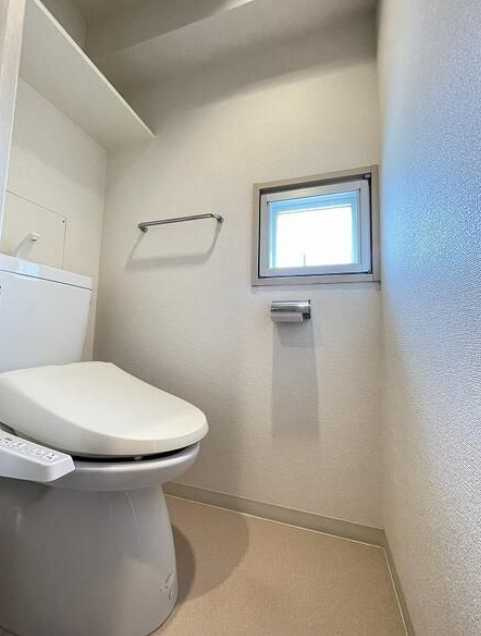 イーストヴァリュー弦巻　角部屋　オートロック　独立洗面台のトイレ