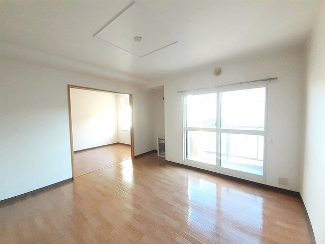 ジュネス元町の居間・リビング