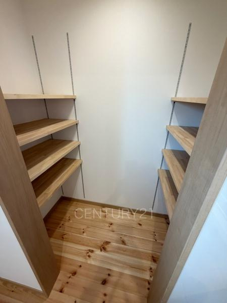 前橋市青柳町中古住宅のキッチン|パントリー付きで沢山収納できます。