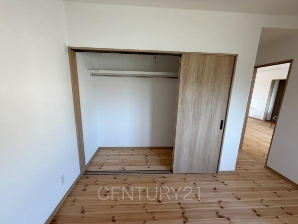 前橋市青柳町中古住宅の収納|ハンガーパイプ付きクローゼットです。