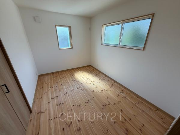 前橋市青柳町中古住宅の洋室|２面採光の明るい洋室です。