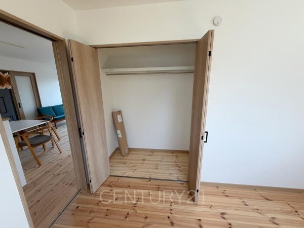 前橋市青柳町中古住宅の収納|ハンガーパイプ付きクローゼットです。