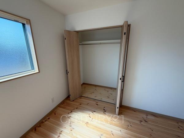 前橋市青柳町中古住宅の収納|ハンガーパイプ付きクローゼットです。