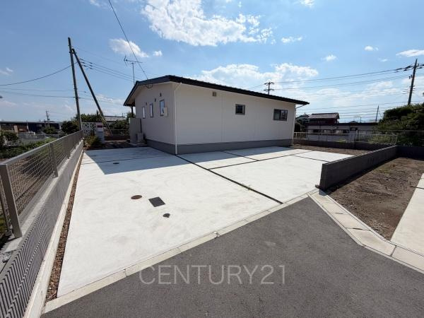 前橋市青柳町中古住宅の前面道路含む現地写真|並列駐車可能な駐車場スペースです。