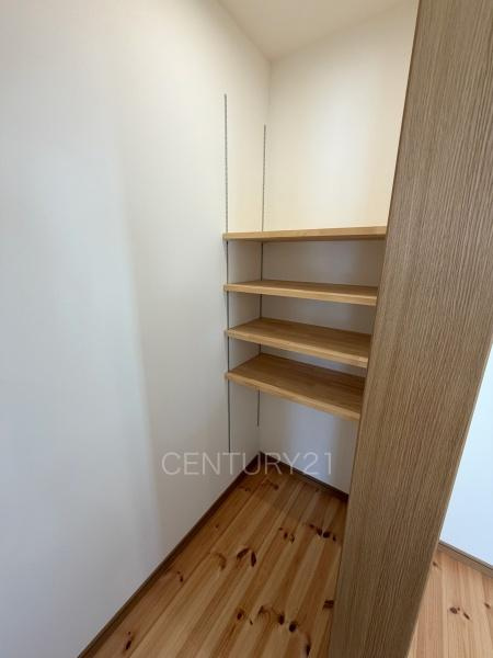 前橋市青柳町中古住宅のキッチン|パントリー付きで沢山収納できます。