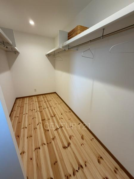 前橋市青柳町中古住宅の収納|ハンガーパイプ付きクローゼットです。